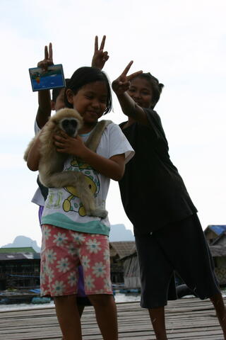 Kids with monkey, Ko Pan Yi