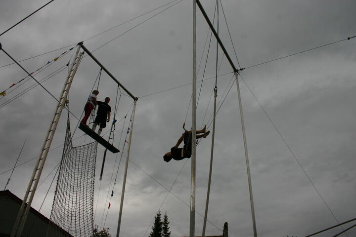 Ger on trapeze