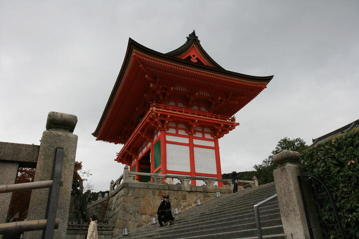 Kiyomizu-dera entrance
