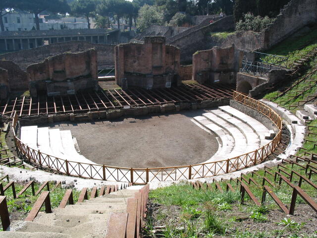 Large Theater / Teatro Grande