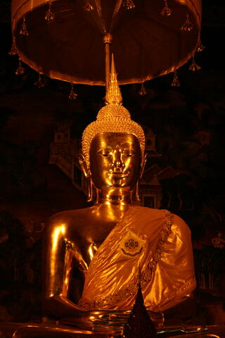Gold buddha statue