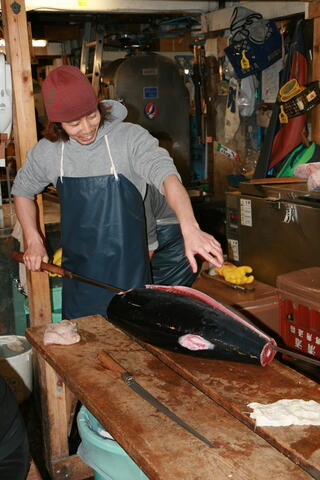 Cutting tuna