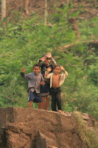 Photo: Kids waving